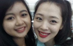 설리 공항에서  팬분이랑 사진찍음