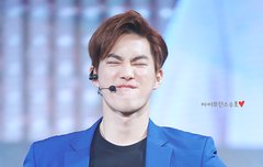 이 남자 어깨봐