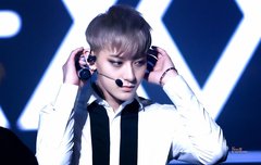 가만히 있는 타오 머리채 좀 잡지마