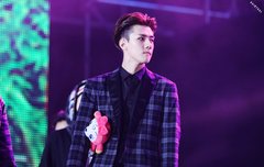 팔뚜기에 인형 끼고