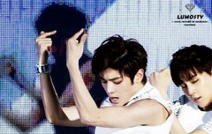 ( ͡~ ͜ʖ ͡°)태용아 데뷔하면 싸패물 하나찍자!