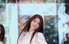 하의 실종에 흰 와이셔츠 베베