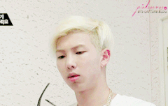 갈아논 채 더 멀리에 초점을 두네