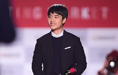 부국제  '장미꽃을든 경수' (기사 사진들)