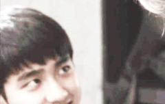 막내보며 웃는 경수