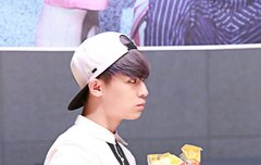 사진 찾고 있어..사진 좀..ㅠ