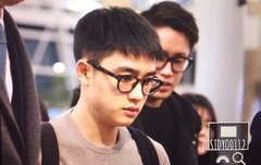 경수 출국하는데 안경썼됴