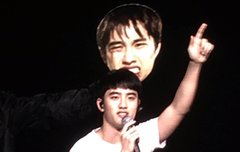 아직도 경수를 따라 다니는