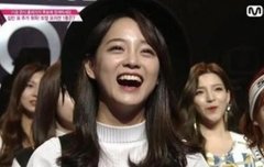 세정이 눈웃음 너무예쁨