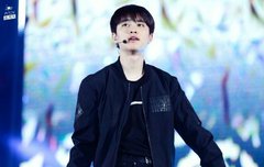 150524 디오 옷 정보 좀 알 수 있을까요