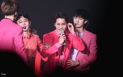 종인이 형들이 부축해준다!!