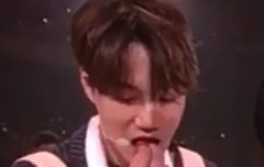 딸기 먹고 행복한 아기곰