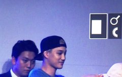 종인이 팬분께 모자 씌워준다