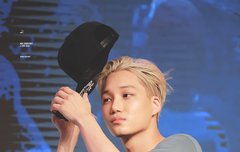 금발머리 넘기는 종인이 고화질