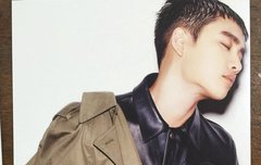 셀카는 어색해 하면서