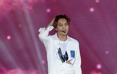 다이어트 자극짤로 적합한 올 흰색 의상 입은 카이 전신 사진 (뷰_뷰 야식아 저리 가!