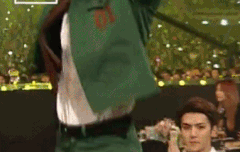 왼쪽이 리더 오른쪽은 막내.gif