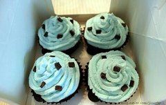 침대옆에 놓여있는 스탠드를 머리위로 번쩍 치켜드는 언니