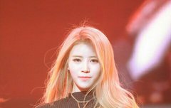 가라앉은 승현이의 눈을 보며 망설이고있는데 발자국 소리가 천천히 가까워진다