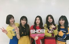 애들 코디 겹치는데??