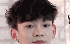 종대는 웃을때나 얘기할때 아랫니가 잘 안보이는데