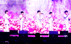 데뷔일에 팬밑하는거 처음 아님?