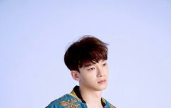 어쩌라고 가슴팍을 다 보여주는겨