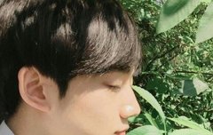 싱그러운 꽃밭위의 형섭