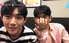 나 웅이한테 안경써달라하니까 서줬는데