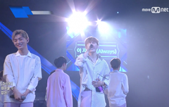 윤지성이 우리보고 이러케 이쁘게 웃어주자나