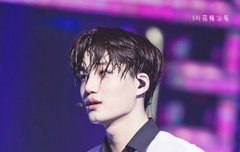 엑솔루션 때 종인이 사진들 보면