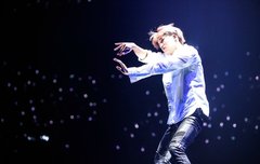 유일무이한 무대에서 예술하는 아이돌