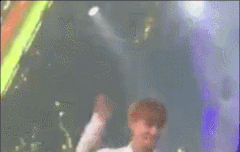 팬들이 지훈아 불러서 부끄러워하는 지훈이