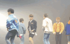 오리틀걸 팬에게 하트해주는거 정면 찾아옴