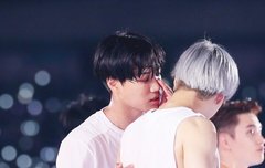 친구에게 귓속말 하는 카이도 섹시함