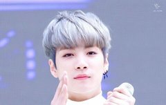 부기 은발머리 배경화면