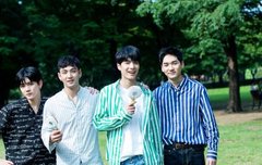 지금 아이돌 대백과에 뉴이스트 노래 나오고 있는데~