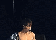 엑소 카이의 엄청난 복근 자랑