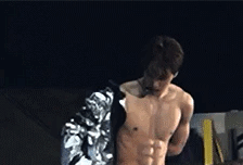 카이는 몸매 남자아이돌 중 제일 쩌는듯