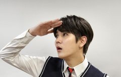 텐2 피디님이 민기 교복사진 하나 더 올리셨어