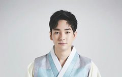 아롱이 한복 입었네