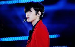 빨간 정장 + 프릴입어도 얼굴이 제일 화려해