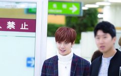 어제 입국 고화질 전신샷