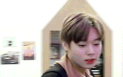 지훈이 눈 마주치고 가