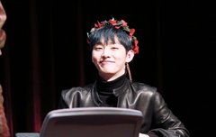 왜 꽃이 화관을 쓰고있냐