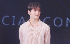 꽃가루 머리 위에>.<