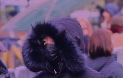 주머니에손넣은거