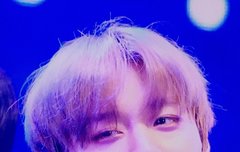 슬쩍 웃는거 설레ㅠㅠㅠ