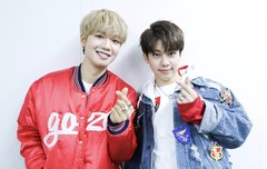 한쪽손은 주머니에 넣고 하트