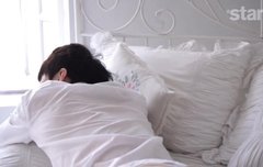 레오 침대에 엎드린것 보니까